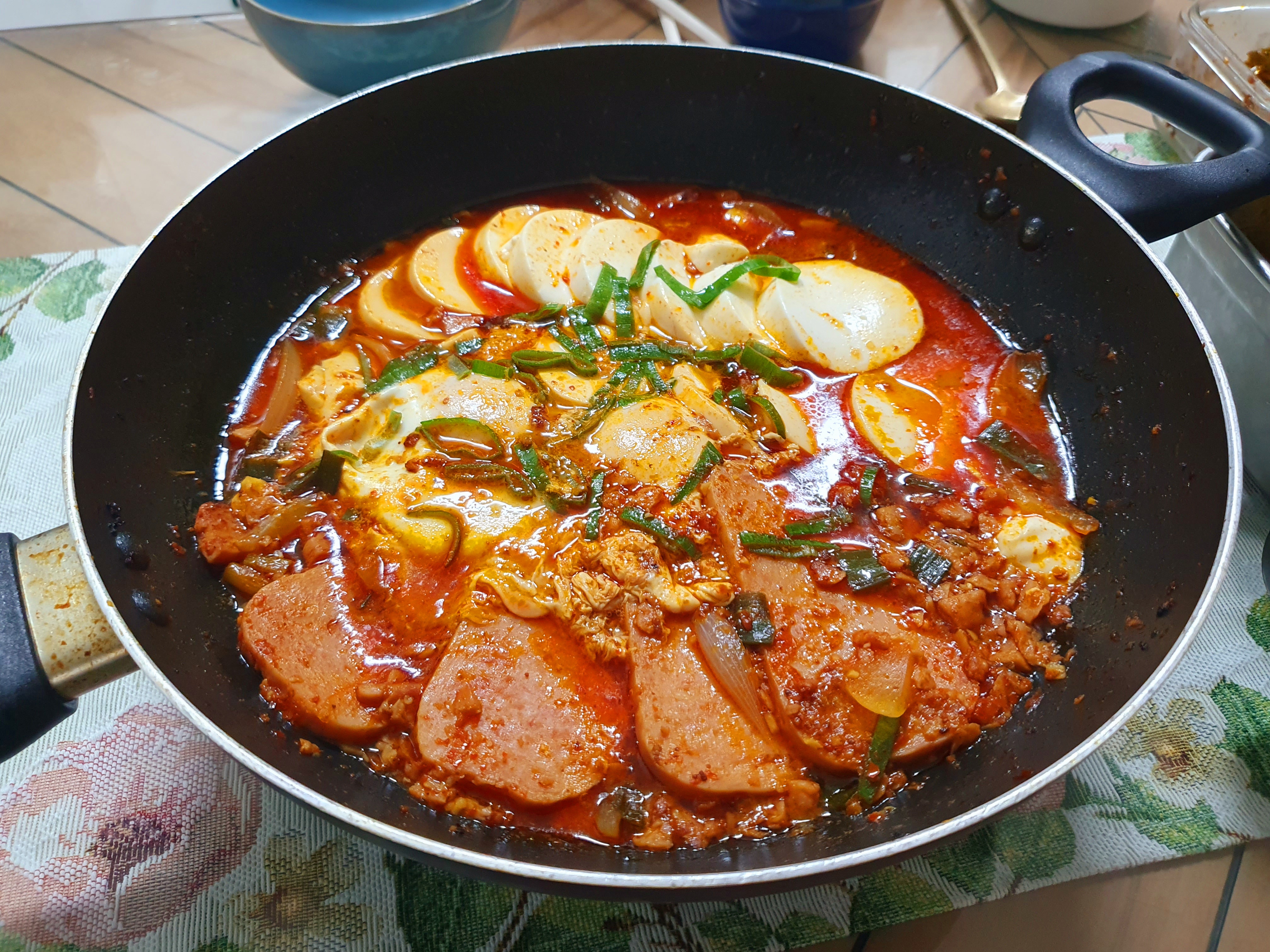 노릇하게 구운 스팸이 올라간 순두부찌개 사진